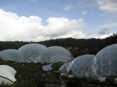 The Eden Project. Två monsterväxthus med två olika klimat: medelhavsklimat och regnskog. Jämför människorna på backen med globerna för att få en insikt hur massiva dessa var.